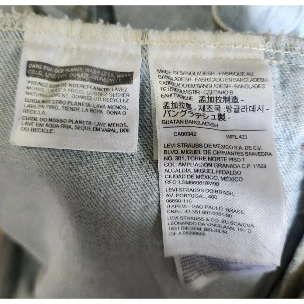 Levi’s Type 3 Light Wash Blue Denim Yellow Metal Button Up Trucker Jacket Size M